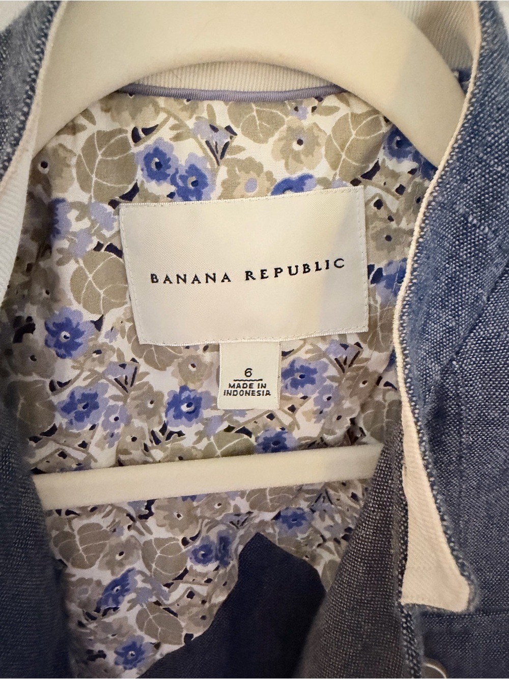 Banana Republic Blue and Beige Floral-Lined Jacket - Picture 2 of 3